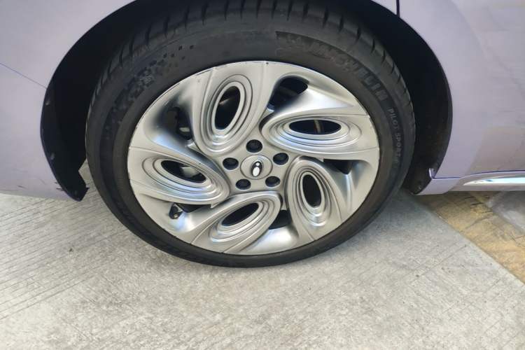 Used ORA Lightning Cat 2022 555 km Luxury Edition Right Rear Wheel Hub