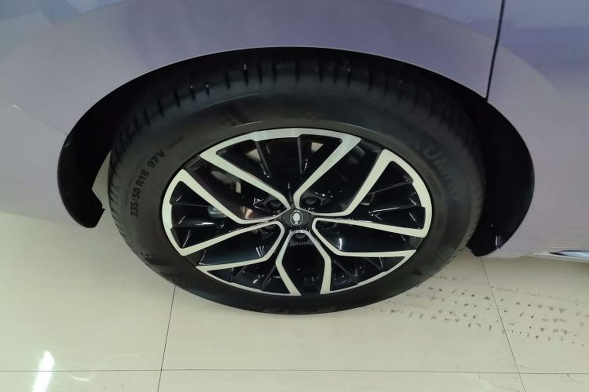 Used ORA Lightning Cat 2022 555 km Luxury Edition Right Rear Wheel Hub