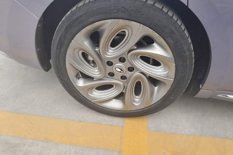 Used ORA Lightning Cat 2022 555 km Luxury Edition Right Rear Wheel Hub