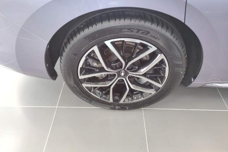 Used ORA Lightning Cat 2022 555 km Luxury Edition Right Rear Wheel Hub