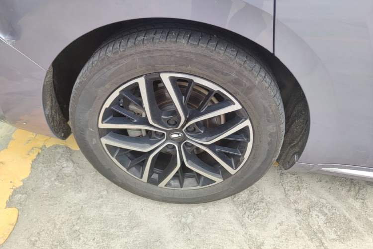 Used ORA Lightning Cat 2022 555 km Luxury Edition Right Rear Wheel Hub