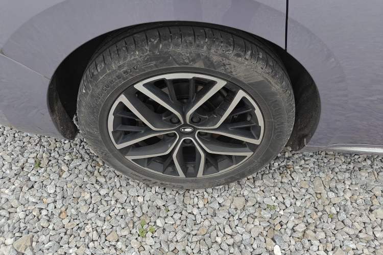 Used ORA Lightning Cat 2022 555 km Luxury Edition Right Rear Wheel Hub