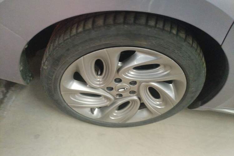 Used ORA Lightning Cat 2022 555 km Luxury Edition Right Rear Wheel Hub