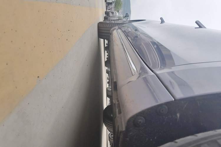 Used ORA Lightning Cat 2022 555 km Luxury Edition Right Side Sill