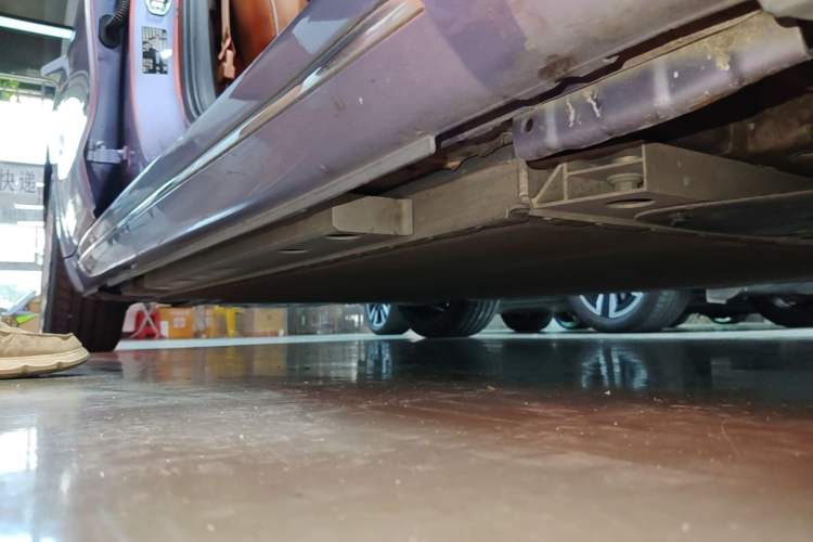 Used ORA Lightning Cat 2022 555 km Luxury Edition Right Side Sill