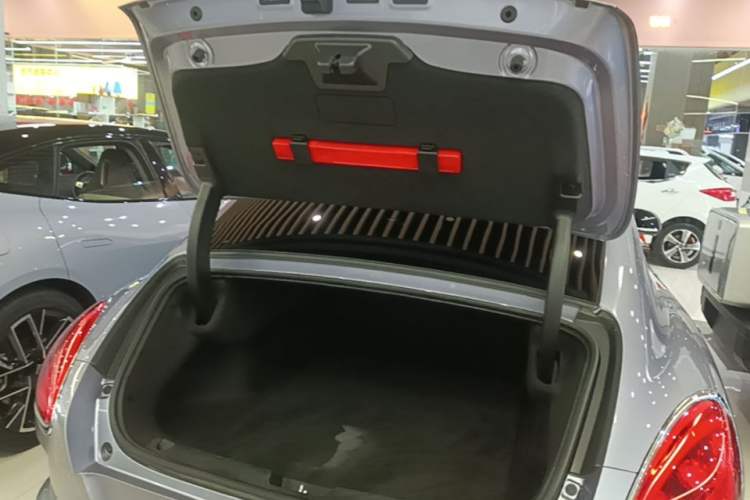 Used ORA Lightning Cat 2022 705 km Long-Range Version Trunk