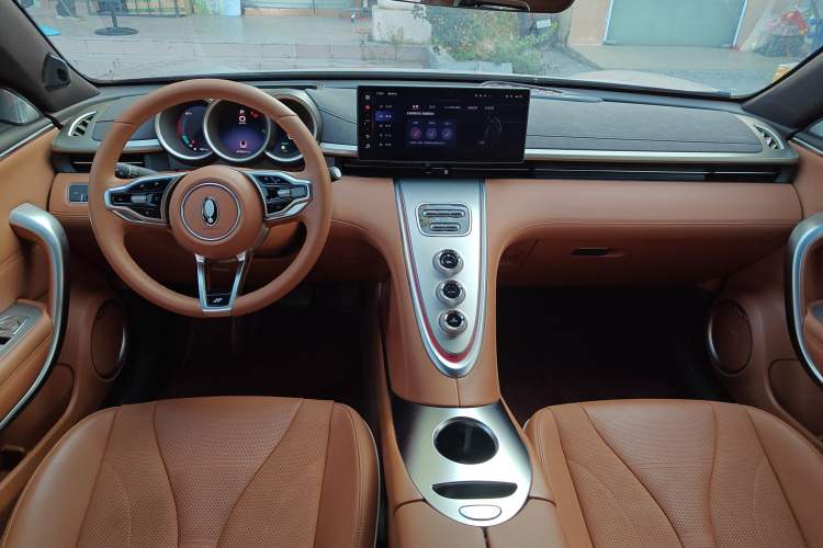 Used ORA Lightning Cat 2022 555 km Luxury Edition Center Console