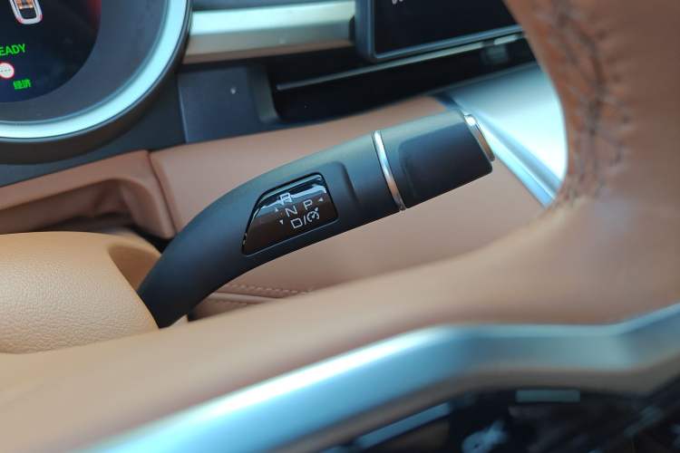 Used ORA Lightning Cat 2022 555 km Luxury Edition Gear Lever