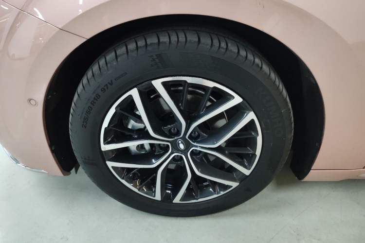 Used ORA Lightning Cat 2022 555 km Luxury Edition Left Front Wheel Hub