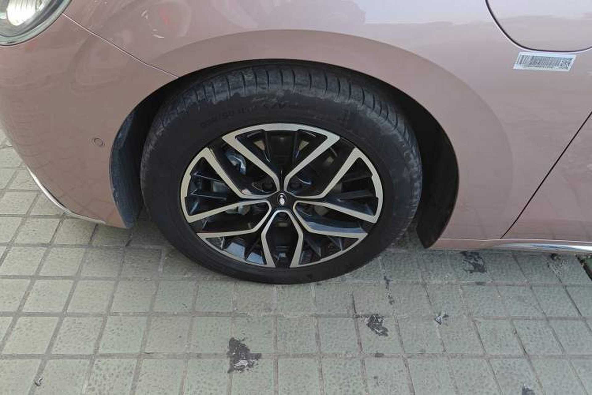 Used ORA Lightning Cat 2022 555 km Luxury Edition Left Front Wheel Hub