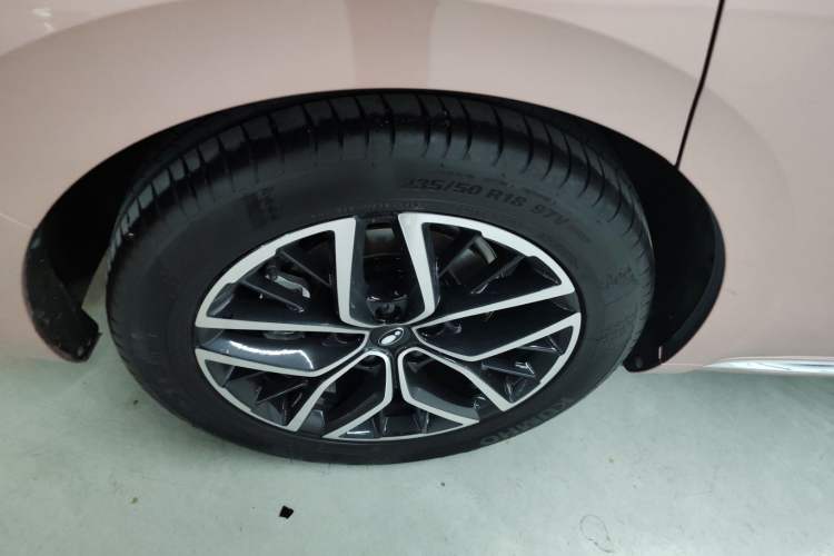 Used ORA Lightning Cat 2022 555 km Luxury Edition Right Rear Wheel Hub