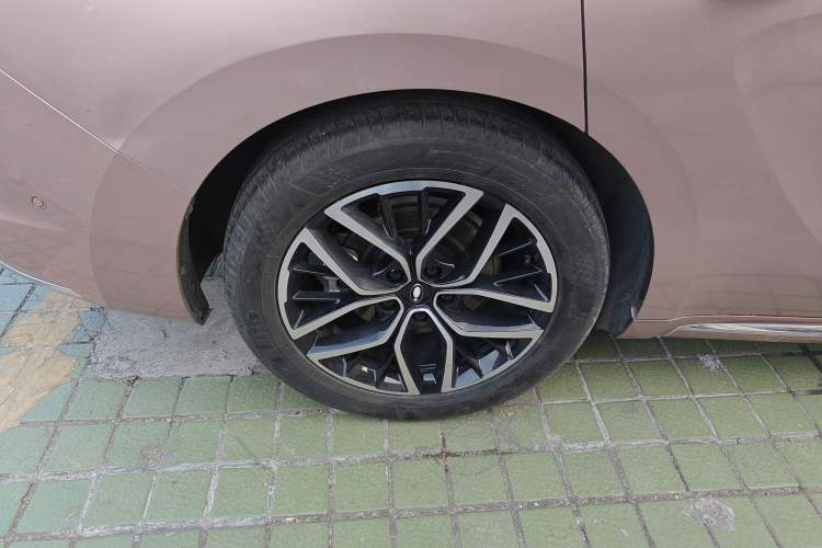 Used ORA Lightning Cat 2022 555 km Luxury Edition Right Rear Wheel Hub
