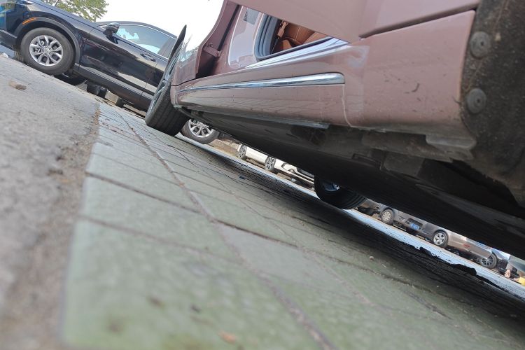 Used ORA Lightning Cat 2022 555 km Luxury Edition Right Side Sill