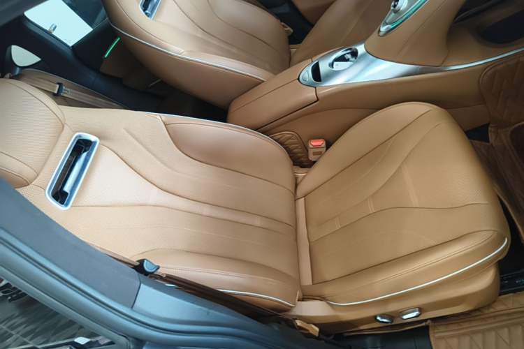 Used ORA Lightning Cat 2022 555 km Luxury Edition Right Front Seat
