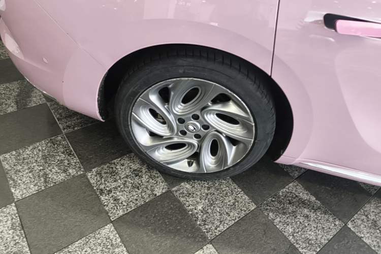 Used ORA Lightning Cat 2022 555 km Luxury Edition Right Rear Wheel Hub