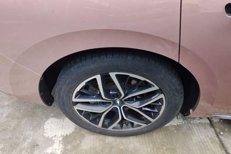Used ORA Lightning Cat 2022 555 km Luxury Edition Right Rear Wheel Hub