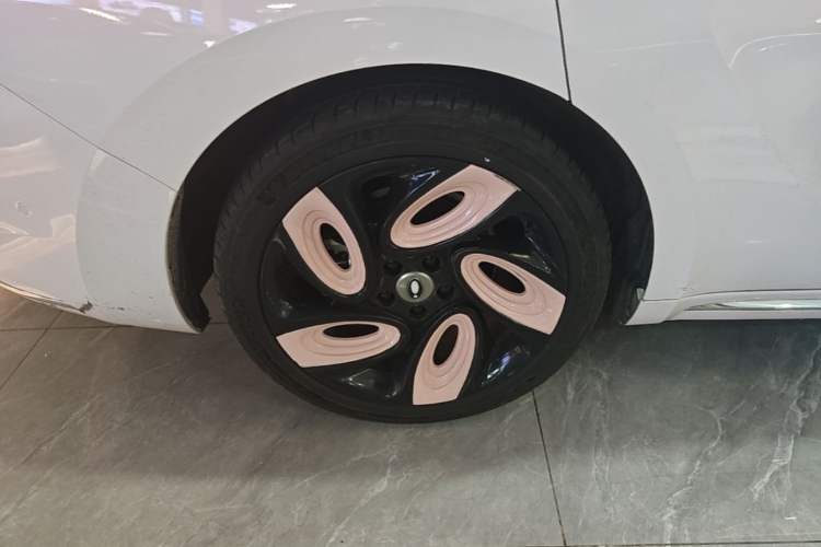 Used ORA Lightning Cat 2022 555 km Luxury Edition Right Rear Wheel Hub