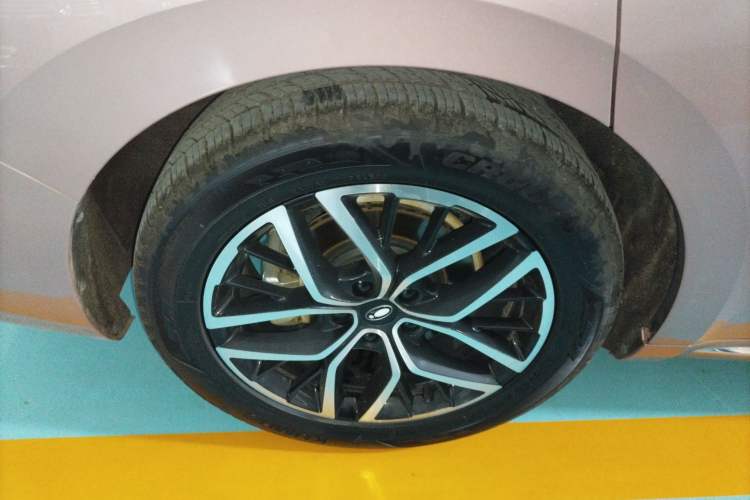 Used ORA Lightning Cat 2022 555 km Luxury Edition Right Rear Wheel Hub