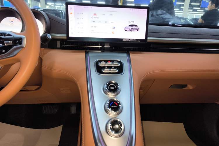 Used ORA Lightning Cat 2022 555 km Luxury Edition Audio And AC Panel