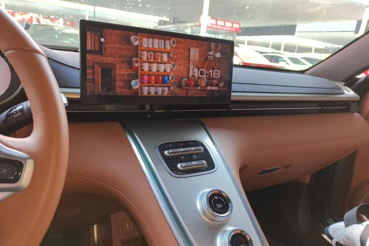Used ORA Lightning Cat 2022 555 km Luxury Edition Audio And AC Panel