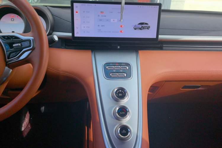 Used ORA Lightning Cat 2022 555 km Luxury Edition Audio And AC Panel