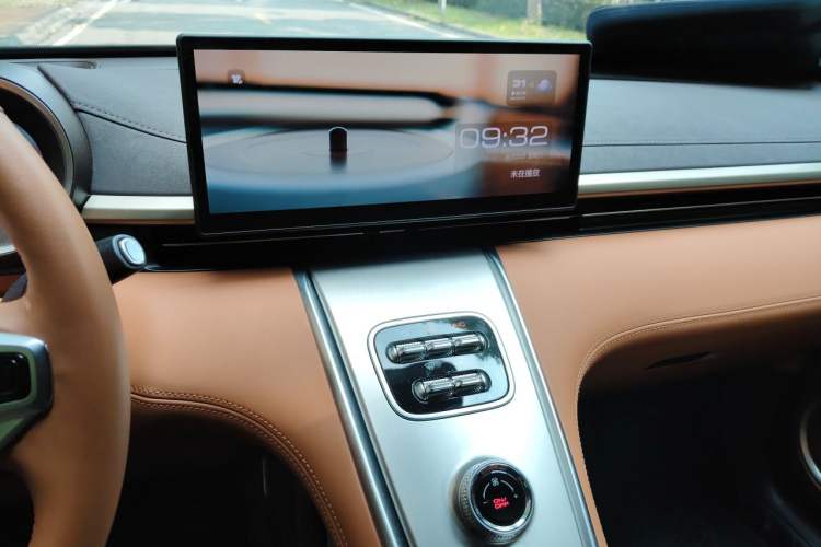 Used ORA Lightning Cat 2022 555 km Luxury Edition Audio And AC Panel