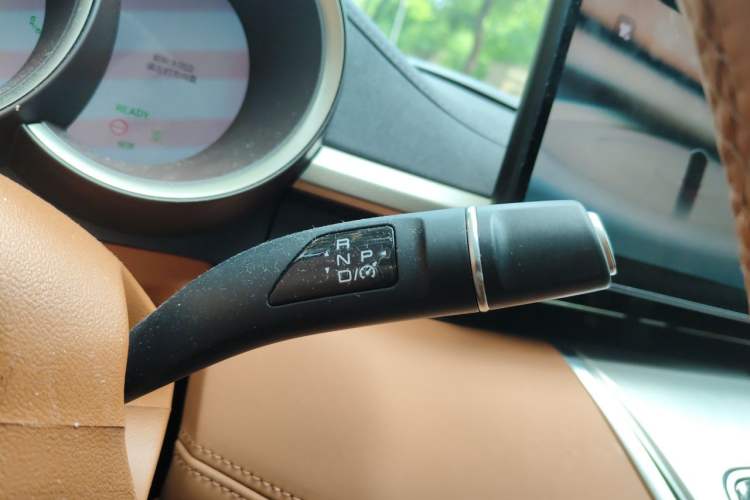 Used ORA Lightning Cat 2022 555 km Luxury Edition Gear Lever
