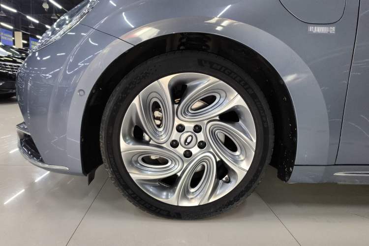 Used ORA Lightning Cat 2022 555 km Luxury Edition Left Front Wheel Hub