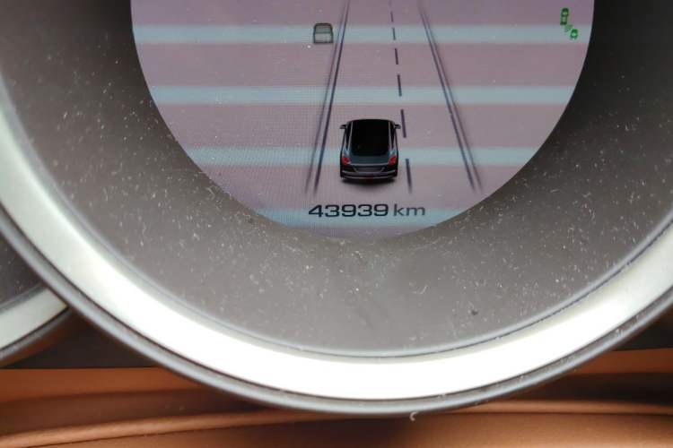 Used ORA Lightning Cat 2022 555 km Luxury Edition Odometer Close Up