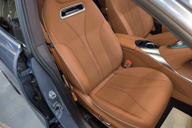 Used ORA Lightning Cat 2022 555 km Luxury Edition Right Front Seat