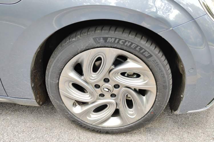 Used ORA Lightning Cat 2022 555 km Luxury Edition Right Front Wheel Hub