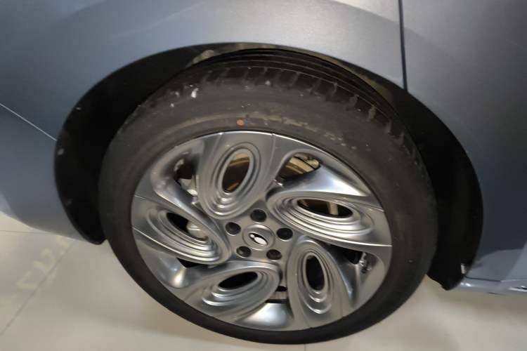 Used ORA Lightning Cat 2022 555 km Luxury Edition Right Rear Wheel Hub