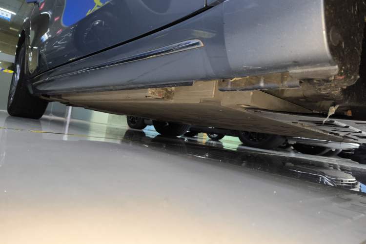 Used ORA Lightning Cat 2022 555 km Luxury Edition Right Side Sill