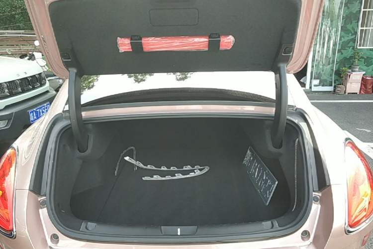 Used ORA Lightning Cat 2022 600 km All-Wheel Drive High-Performance Version Trunk
