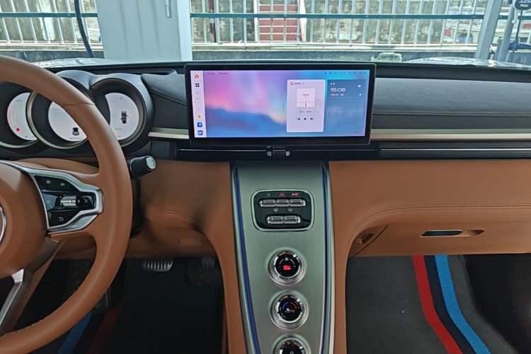 Used ORA Lightning Cat 2022 555 km Luxury Edition Audio And AC Panel