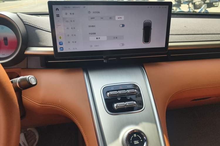 Used ORA Lightning Cat 2022 555 km Luxury Edition Audio And AC Panel