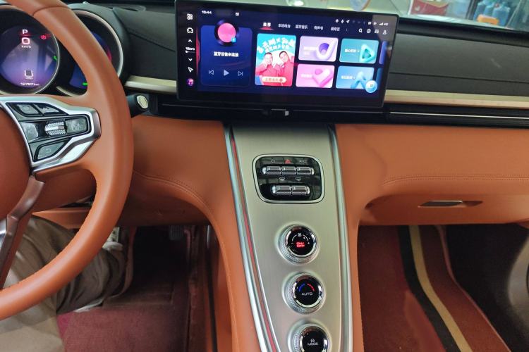 Used ORA Lightning Cat 2022 555 km Luxury Edition Audio And AC Panel