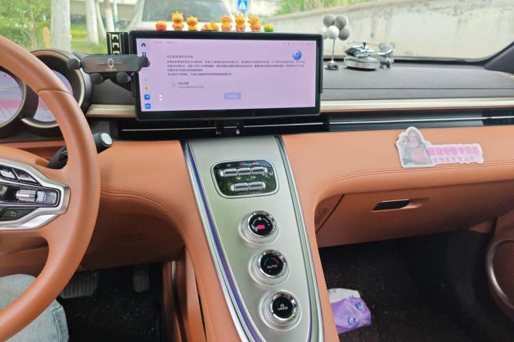 Used ORA Lightning Cat 2022 555 km Luxury Edition Audio And AC Panel