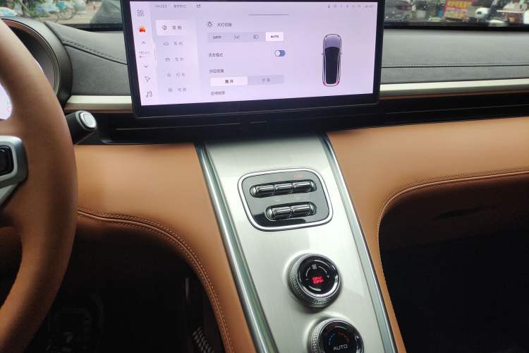 Used ORA Lightning Cat 2022 555 km Luxury Edition Audio And AC Panel
