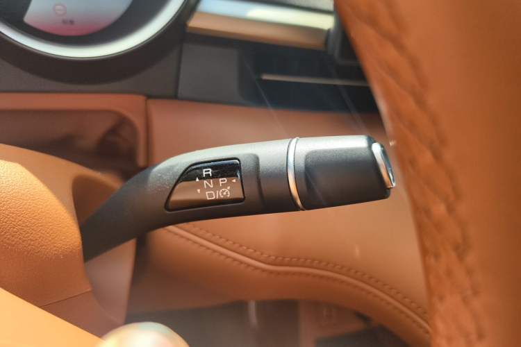 Used ORA Lightning Cat 2022 555 km Luxury Edition Gear Lever