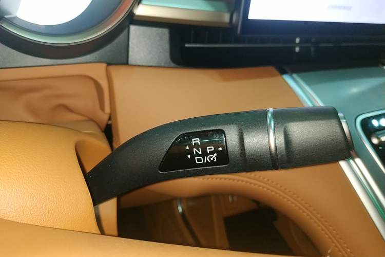Used ORA Lightning Cat 2022 555 km Luxury Edition Gear Lever