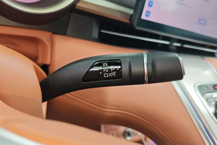 Used ORA Lightning Cat 2022 555 km Luxury Edition Gear Lever