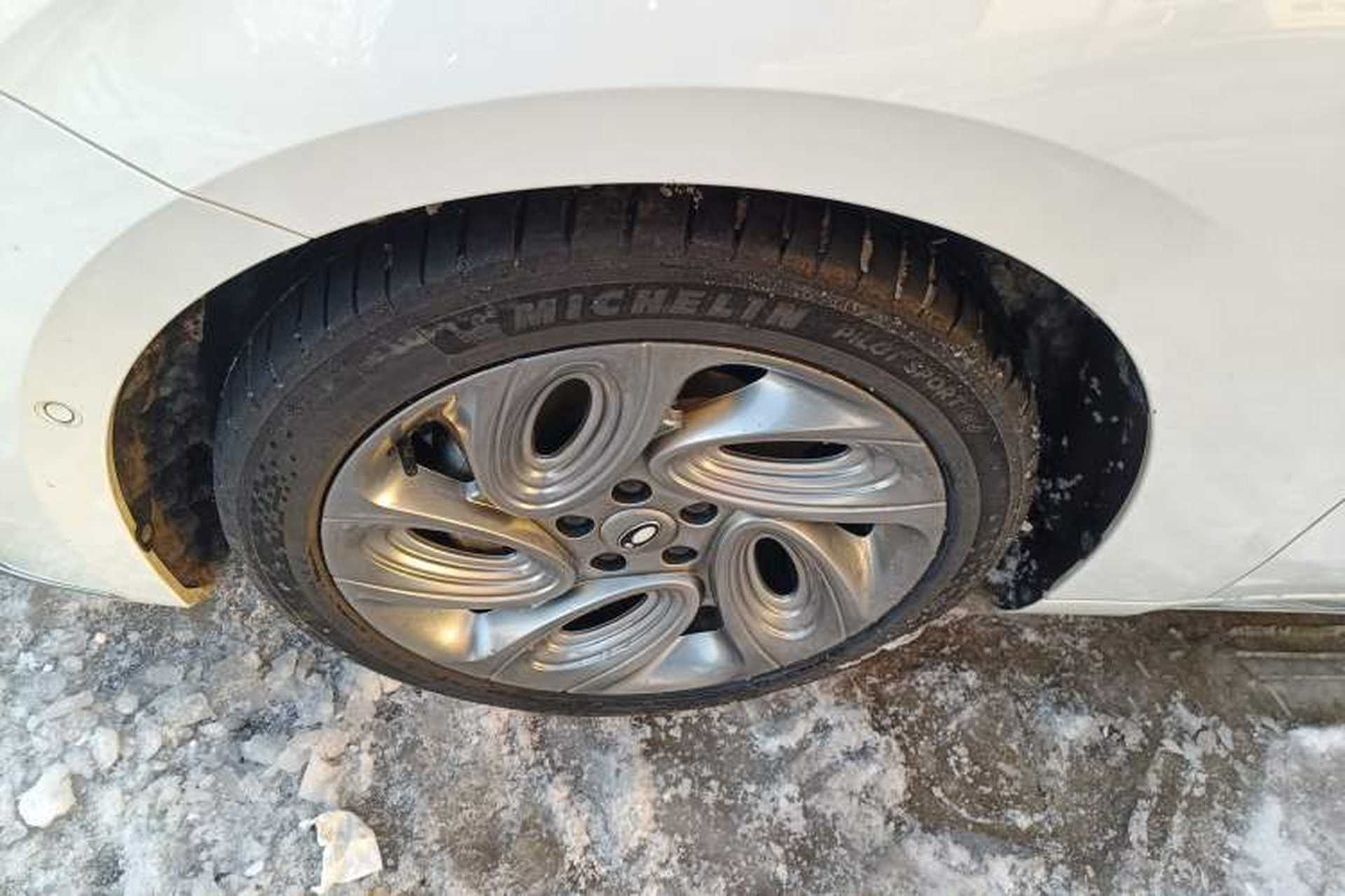 Used ORA Lightning Cat 2022 555 km Luxury Edition Left Front Wheel Hub