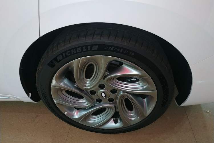 Used ORA Lightning Cat 2022 555 km Luxury Edition Left Rear Wheel Hub
