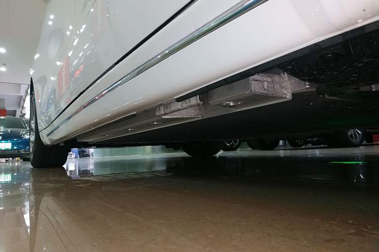 Used ORA Lightning Cat 2022 555 km Luxury Edition Left Side Sill
