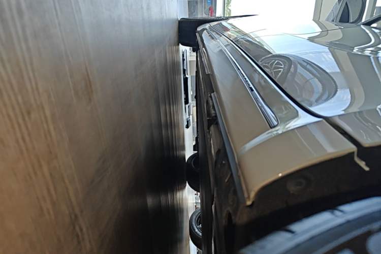 Used ORA Lightning Cat 2022 555 km Luxury Edition Left Side Sill