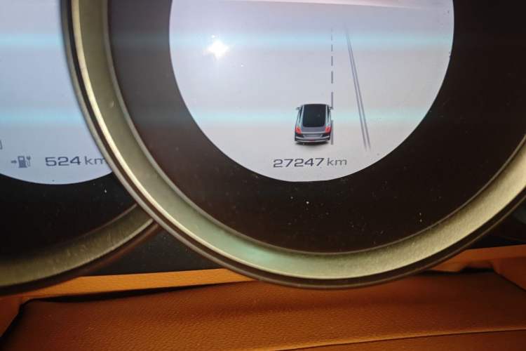 Used ORA Lightning Cat 2022 555 km Luxury Edition Odometer Close Up