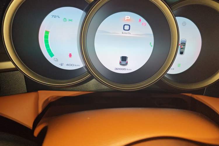 Used ORA Lightning Cat 2022 555 km Luxury Edition Odometer Close Up