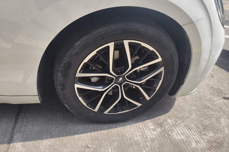Used ORA Lightning Cat 2022 555 km Luxury Edition Right Front Wheel Hub