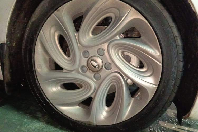 Used ORA Lightning Cat 2022 600 km All-Wheel Drive High-Performance Version Right Front Wheel Hub